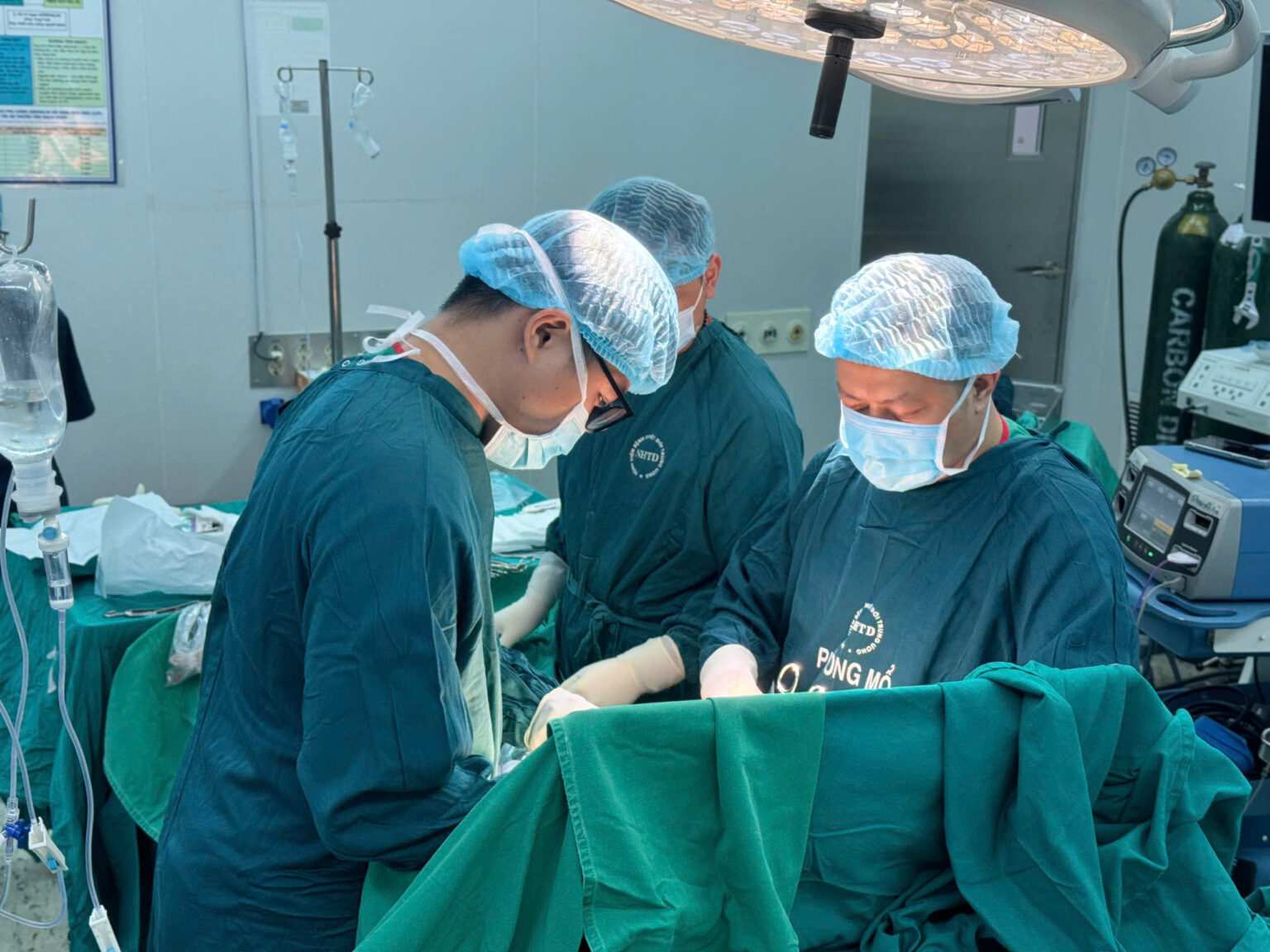 Doctors perform cancer surgery for patients. Photo: Hospital provided
