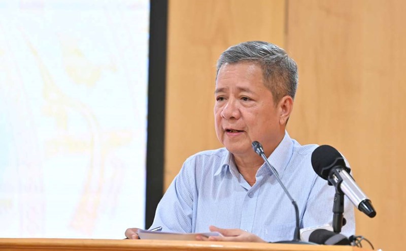 Mr. Bui Quoc Hung - Deputy Director of the Electricity Department (Ministry of Industry and Trade) answers questions from Lao Dong Newspaper reporters about the application of peak hour electricity prices for people using domestic electricity. Photo: Ministry of Industry and Trade