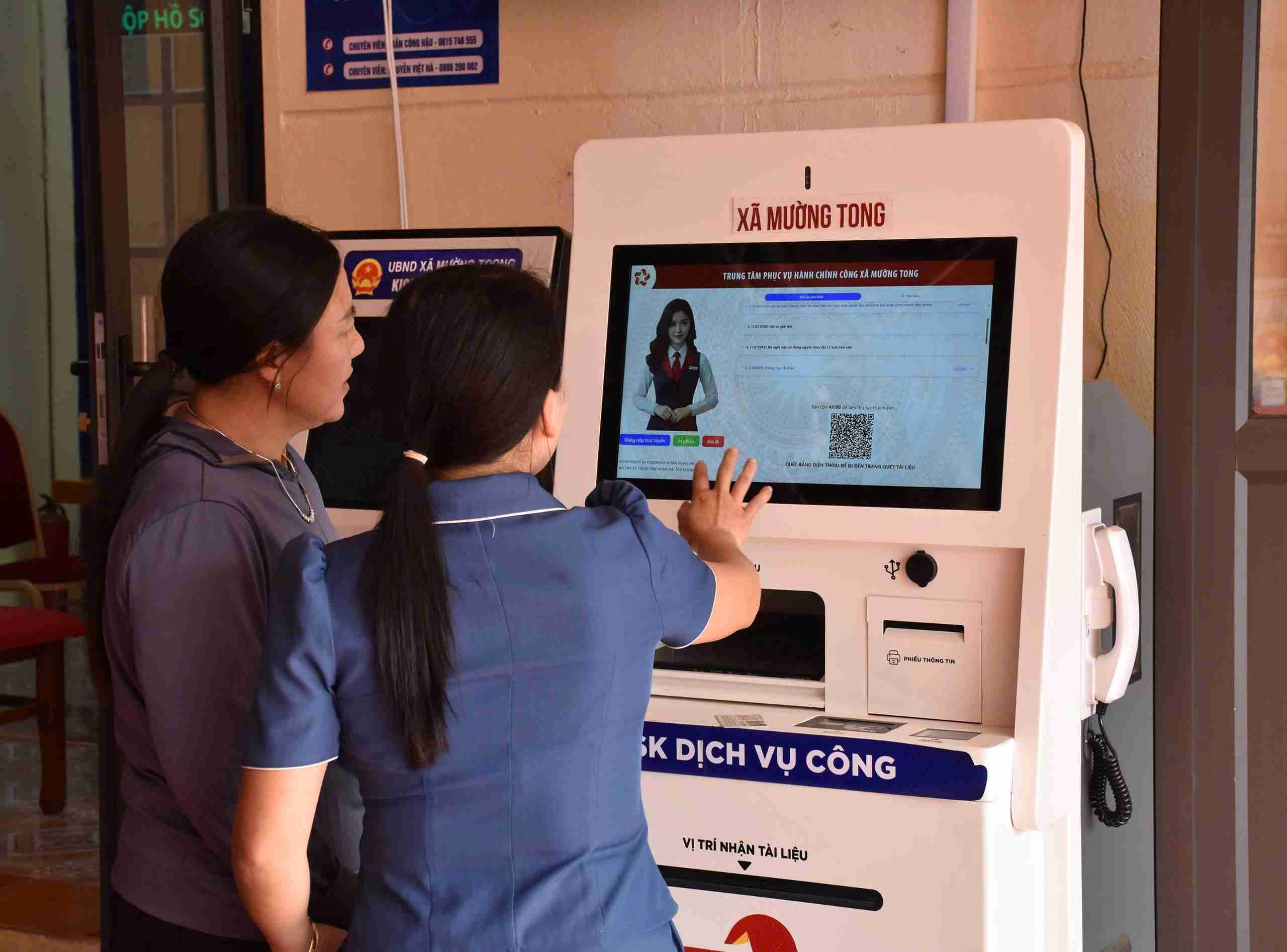 Cán bộ xã Mường Toong hướng dẫn người dân thực hiện thủ tục trực tuyến. Ảnh: UBND xã Mường Toong