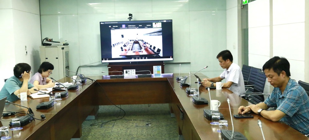 Delegates attending the online conference contributed opinions on the draft Guidelines for the implementation of the Charter of the 14th Vietnam Trade Union at the bridge point of the headquarters of the Vietnam Electricity Trade Union Agency. Photo: Dac Cuong/EVN Trade Union