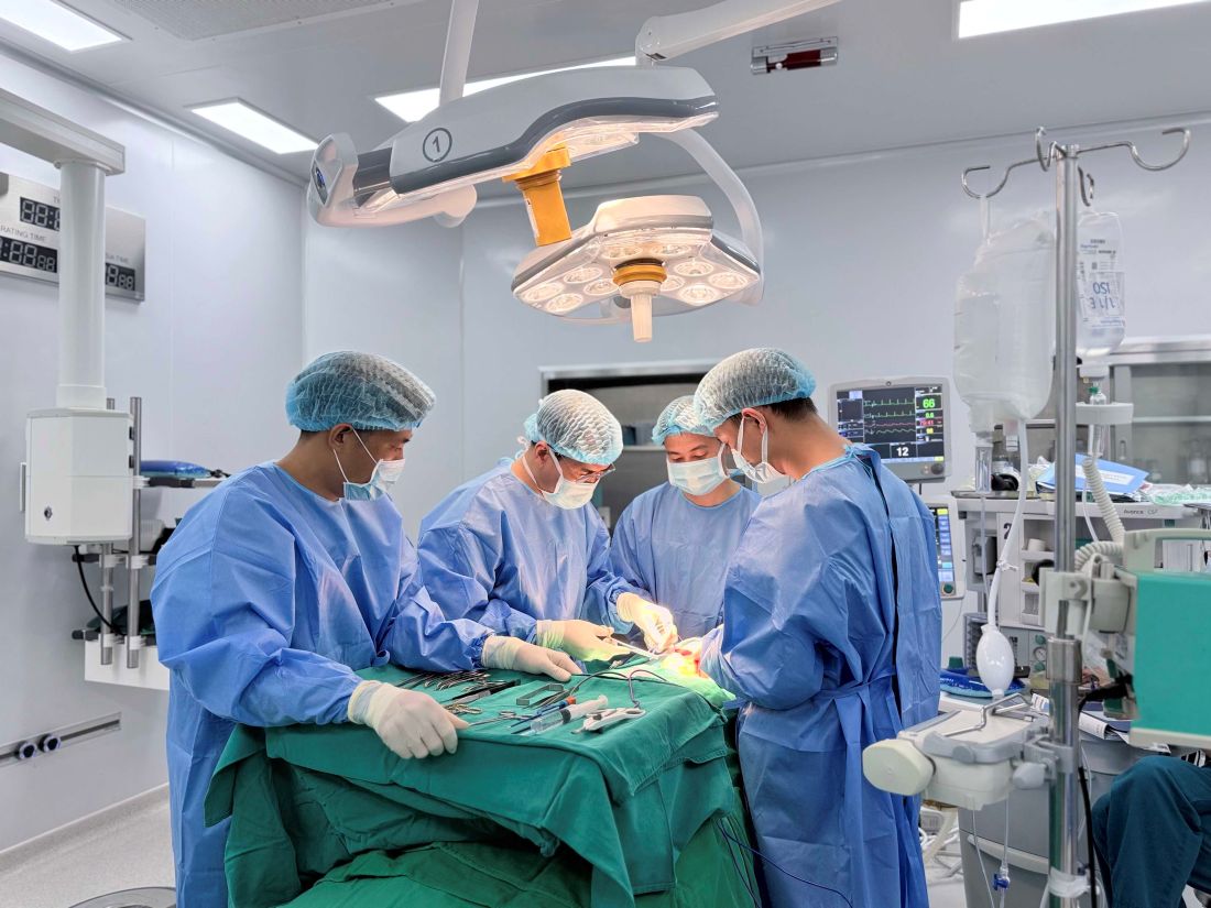 Ê-kíp bác sĩ Vinmec Hạ Long thực hiện ca phẫu thuật loại bỏ khối u tuyến giáp khổng lồ cho bệnh nhân.