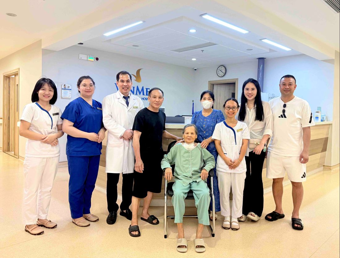 Patients recover in the happiness of the team of doctors and family. Photo: Vinmec