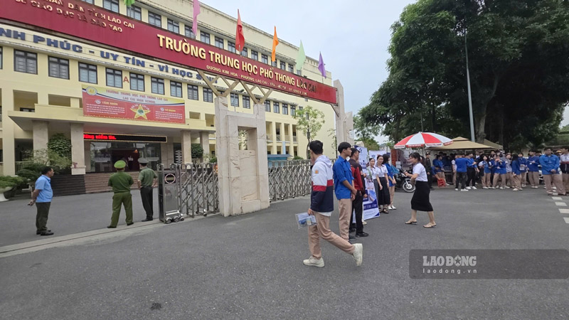 Plus de 18 600 candidats de la province ont été reconnus comme diplômés du lycée en 2026. Photo: Dinh Dai