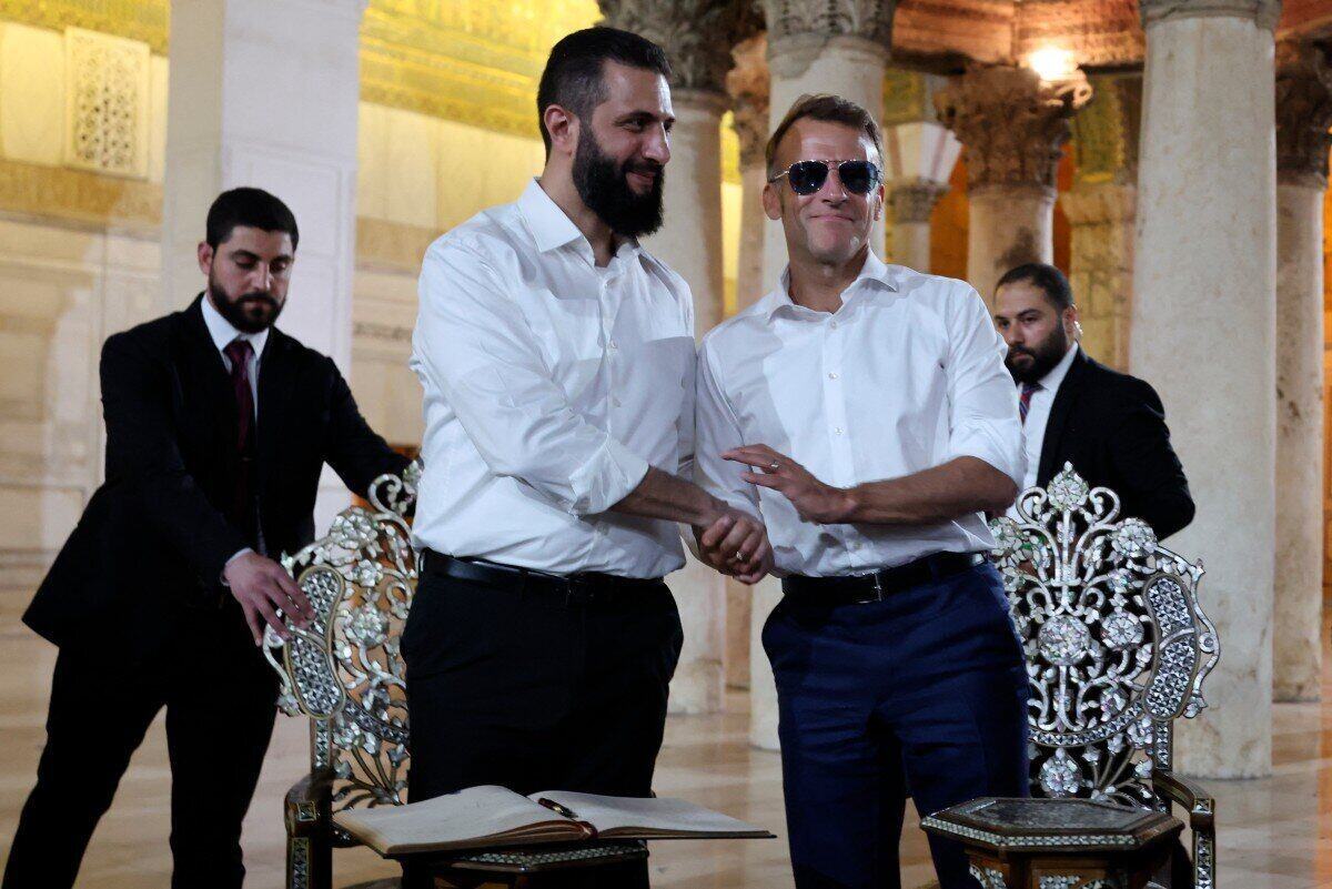 Syrian leader Ahmed al-Sharaa (left) and French President Emmanuel Macron during a meeting on July 6. On July 7, 2 large explosions occurred near the hotel where Mr. Macron stayed in Damascus. Photo: AFP