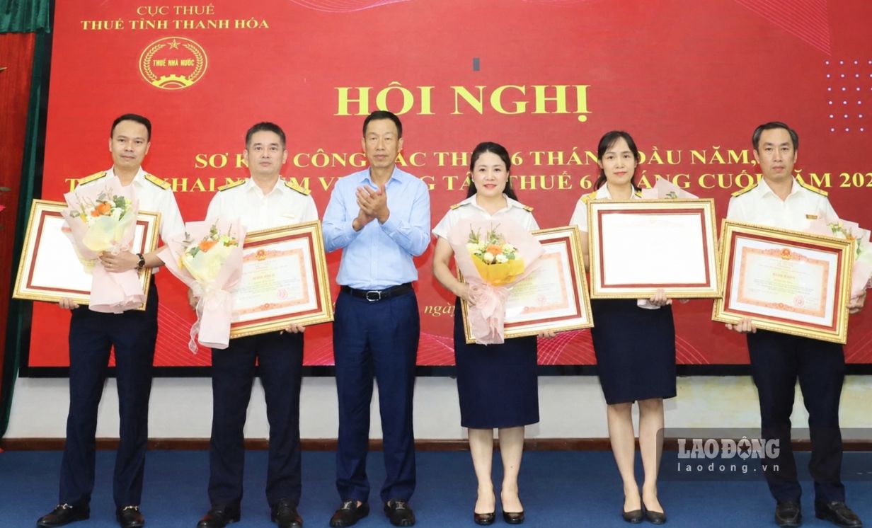 Vice Chairman of Thanh Hoa Provincial People's Committee - Mr. Le Quang Hung awarded Certificates of Merit from the Prime Minister to individuals under Thanh Hoa Provincial Tax Department with many achievements in budget revenue. Photo: Tran Lam