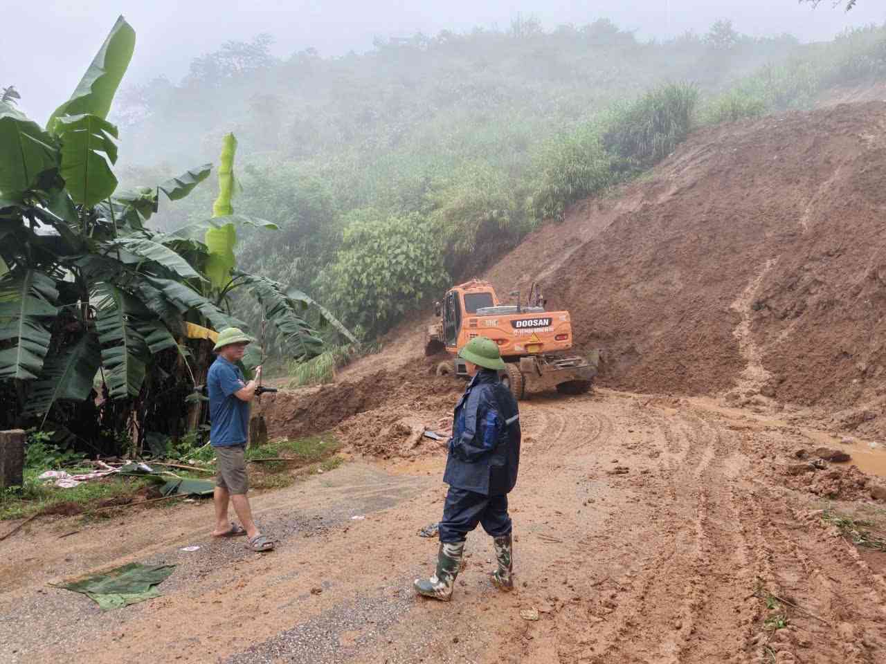 Lực lượng chức năng huy động máy móc khắc phục sạt lở, đảm bảo giao thông sau bão số 1. Ảnh: Công an Điện Biên