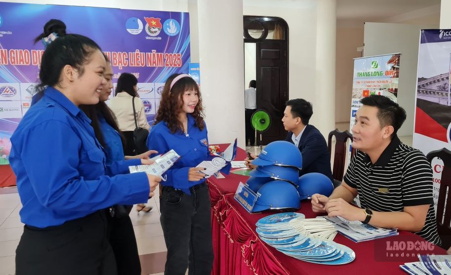 Tư vấn cho thanh niên Cà Mau làm việc tại nước ngoài. Ảnh: Nhật Hồ.