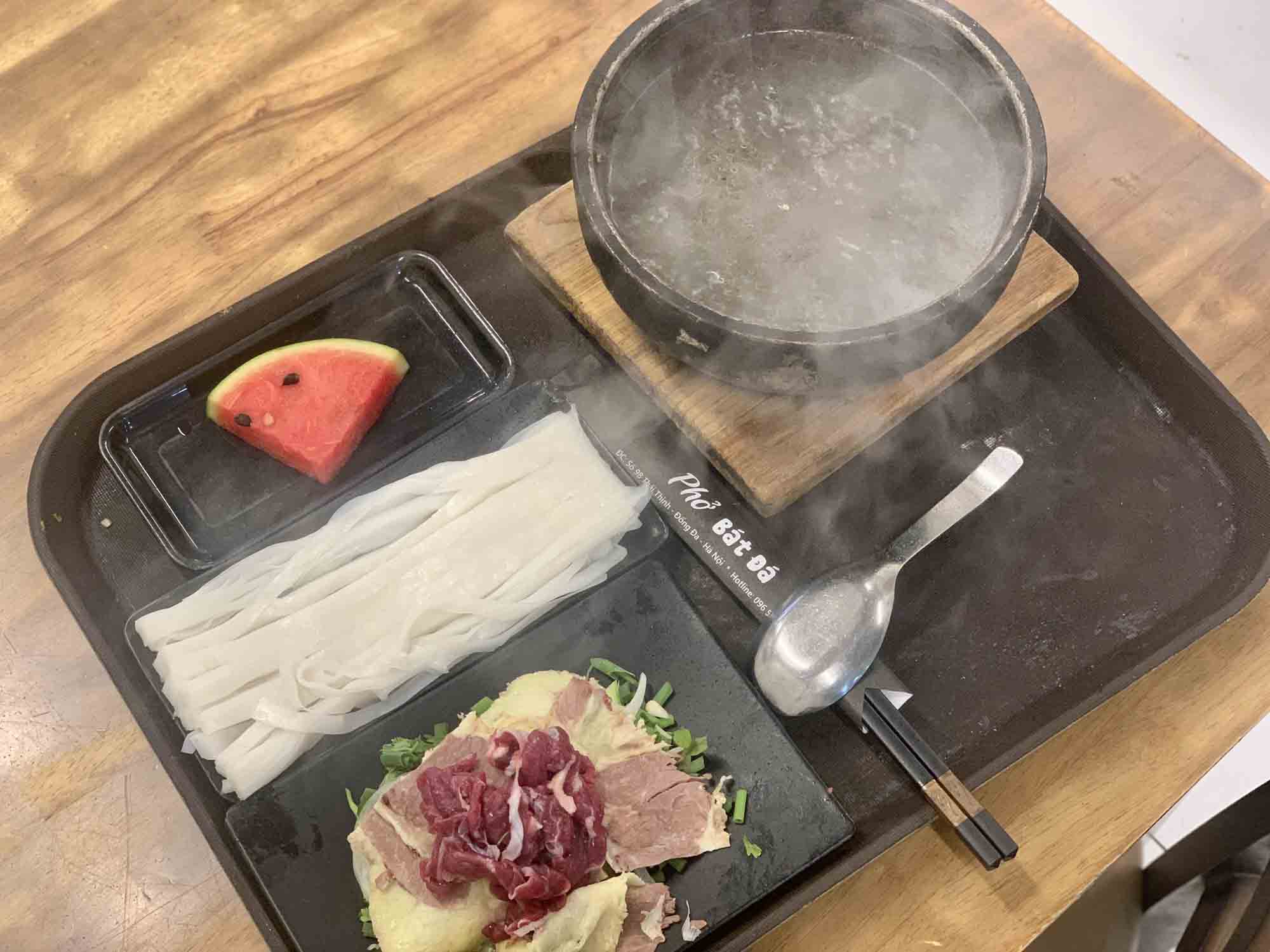 Một suất phở bát đá.