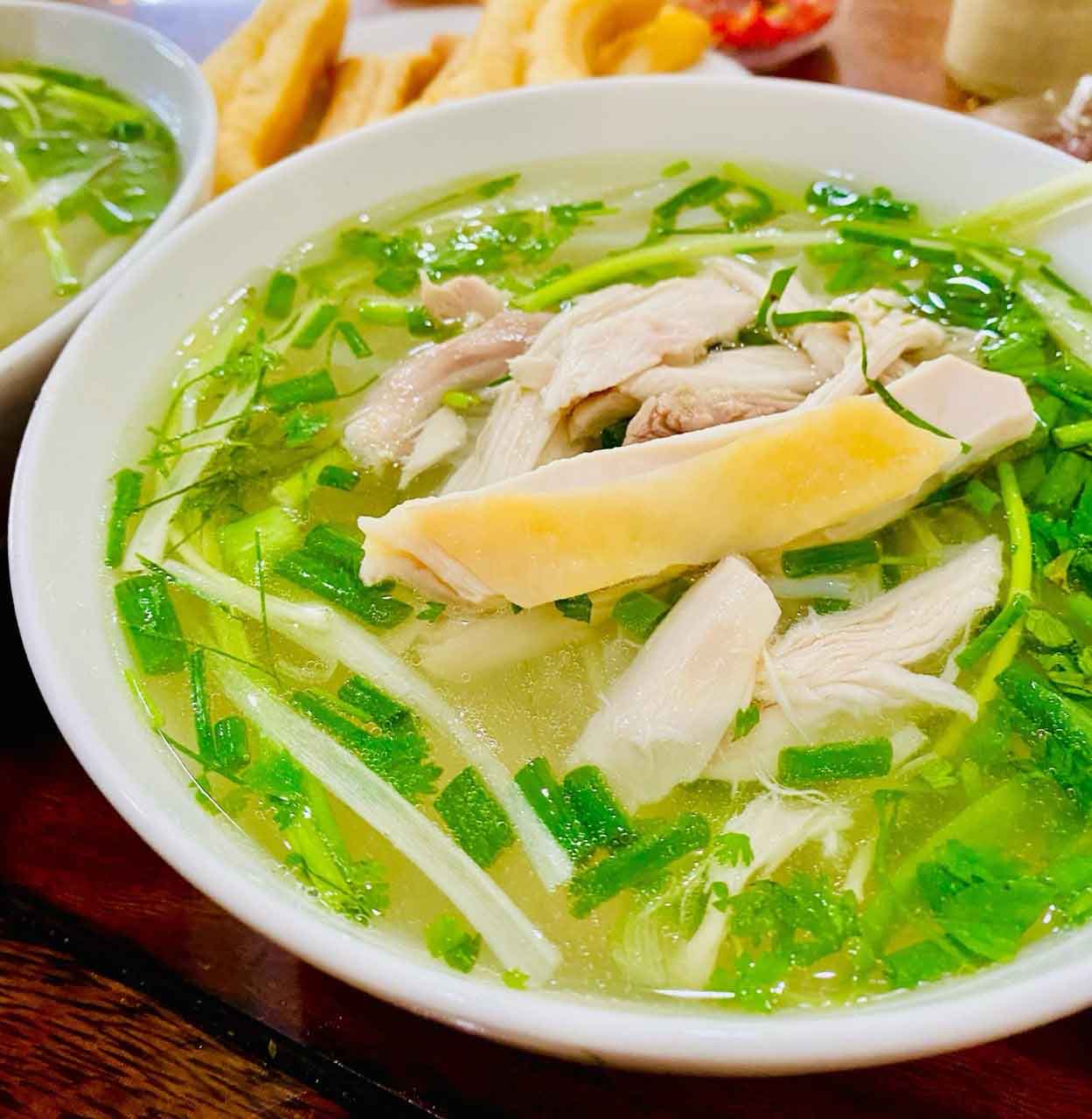 Một tô phở gà. Ảnh: Linh Boo