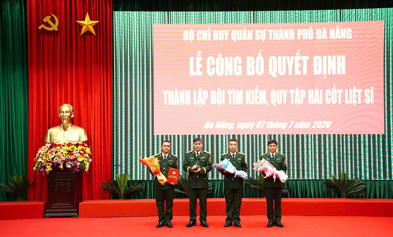 Lieutenant General Le Ngoc Hai, Member of the Party Central Committee, Commander of Military Region 5 presents flowers to the Team for searching for and repatriating martyrs' remains in Da Nang City. Photo: Quang Cuong (Da Nang City Military Command)