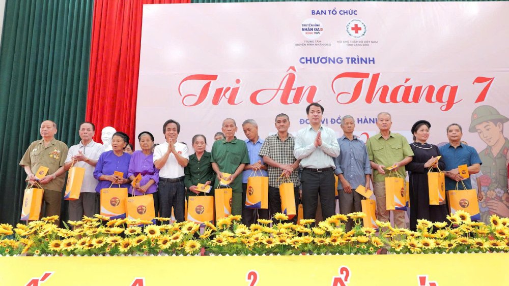 Comrade Ngo Van Cuong, Deputy Secretary of the Party Committee of the Fatherland Front, and central organizations presented gifts to policy families and people with meritorious services.
