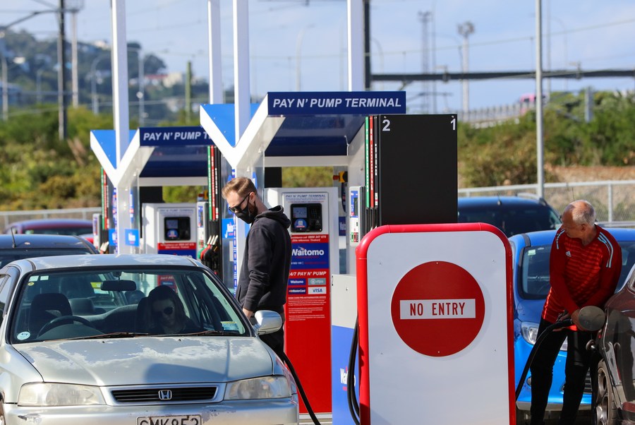 People line up to refuel at a gas station in Wellington, New Zealand. Photo: Xinhua