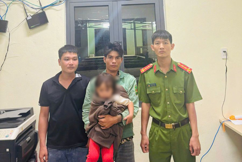 The family went to Ngok Bay Commune Police to pick up baby Y Huong after getting lost. Photo: Quang Ngai Police