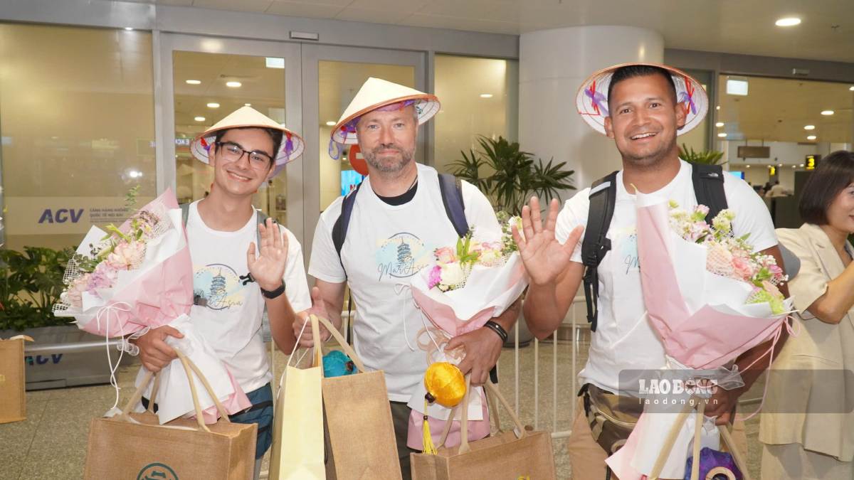 The international delegation was given flowers and conical hats when they just got off the plane. Photo: Minh Chinh