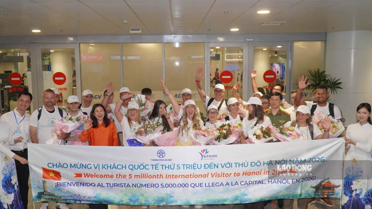 Đoàn khách quốc tế được chào đón nồng hậu khi đến Sân bay Nội Bài. Ảnh: Minh Chính