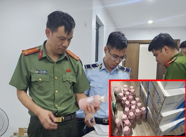 Detecting shampoo and conditioner suspected of being fake when inspecting an apartment in Hanoi. Photo: Market Management Team No. 10