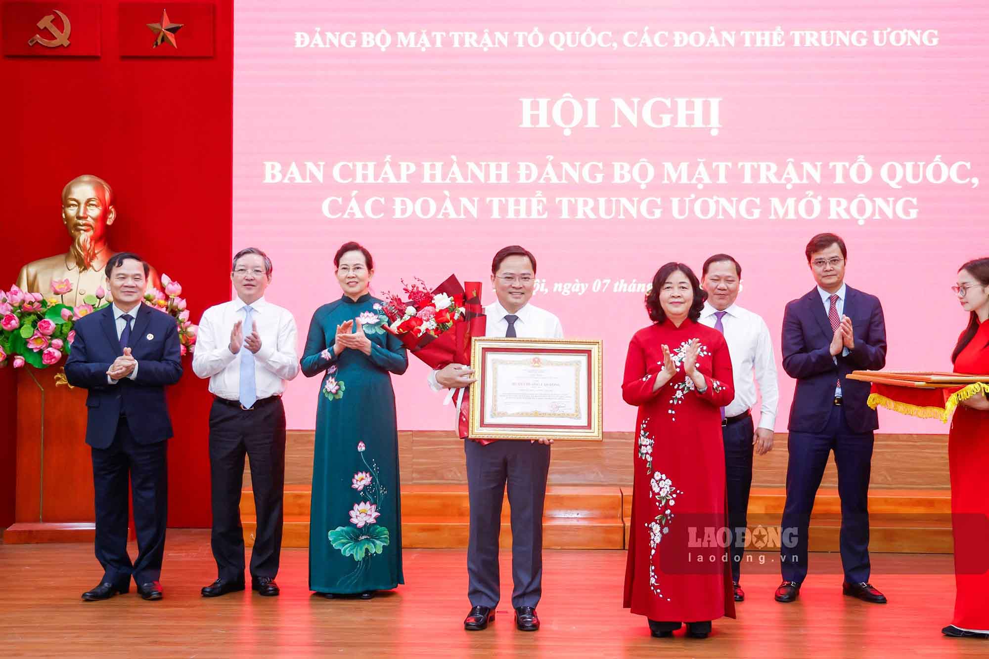 Ms. Bui Thi Minh Hoai - Member of the Politburo, Secretary of the Party Central Committee, Secretary of the Party Committee of the Fatherland Front, Central mass organizations, Chairwoman of the Central Committee of the Vietnam Fatherland Front awarded the Third-class Labor Medal to the Vietnam General Confederation of Labor. Photo: Huu Chanh