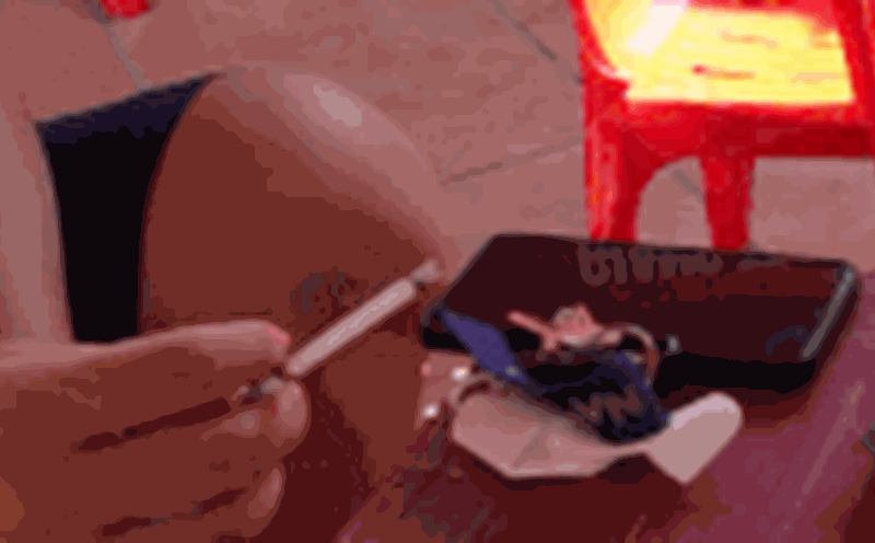 Proposal to check VNeID when suspecting cigarette buyers are under 18 years old