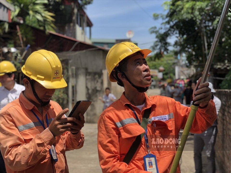 El sector eléctrico cree que en algunos casos, aunque las horas de uso del equipo no hayan cambiado demasiado en comparación con el mes anterior, el consumo de electricidad y las facturas de electricidad aún pueden aumentar. Foto: Cuong Ngo
