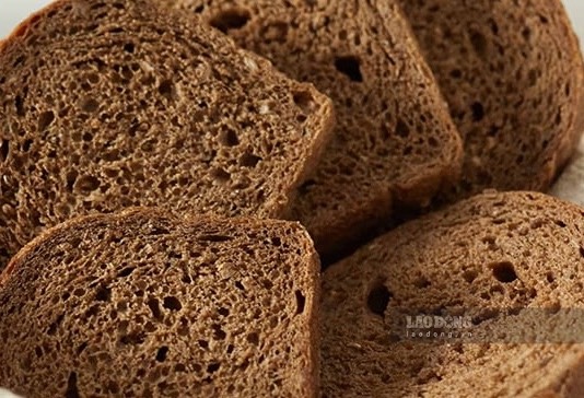 Whole wheat bread should be included in the breakfast of gout patients to help prevent increased uric acid. Photo: Kieu Vu