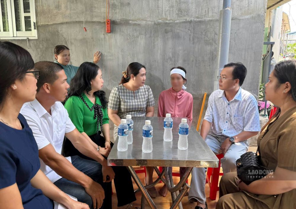 Representatives of the Party Committee, government and Fatherland Front of Phu Thuy ward visit the family of the crew member who died in the shipwreck. Photo: Duy Tuan