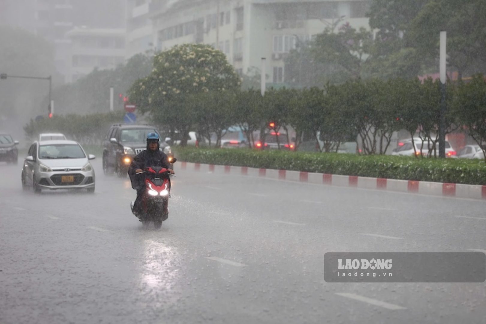 Alerte à quelques endroits de Hanoï avec de la pluie cet après-midi et ce soir 7. 7. Photo: Việt Anh