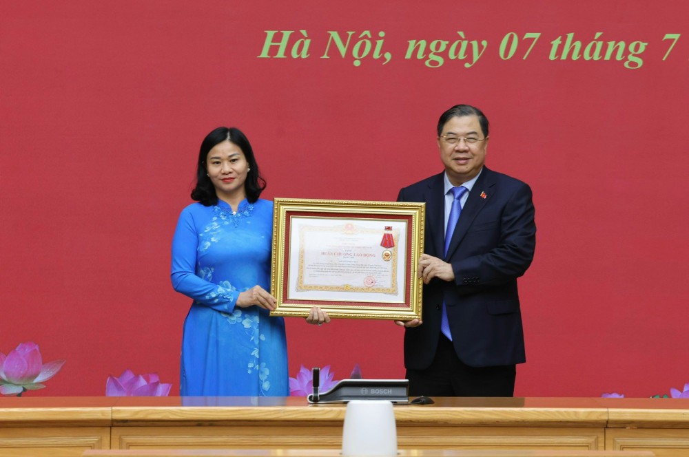 Phó Thủ tướng Thường trực trao Huân chương Lao động hạng Nhì cho bà Nguyễn Thị Tuyến. Ảnh: VGP/Phương Nguyên  