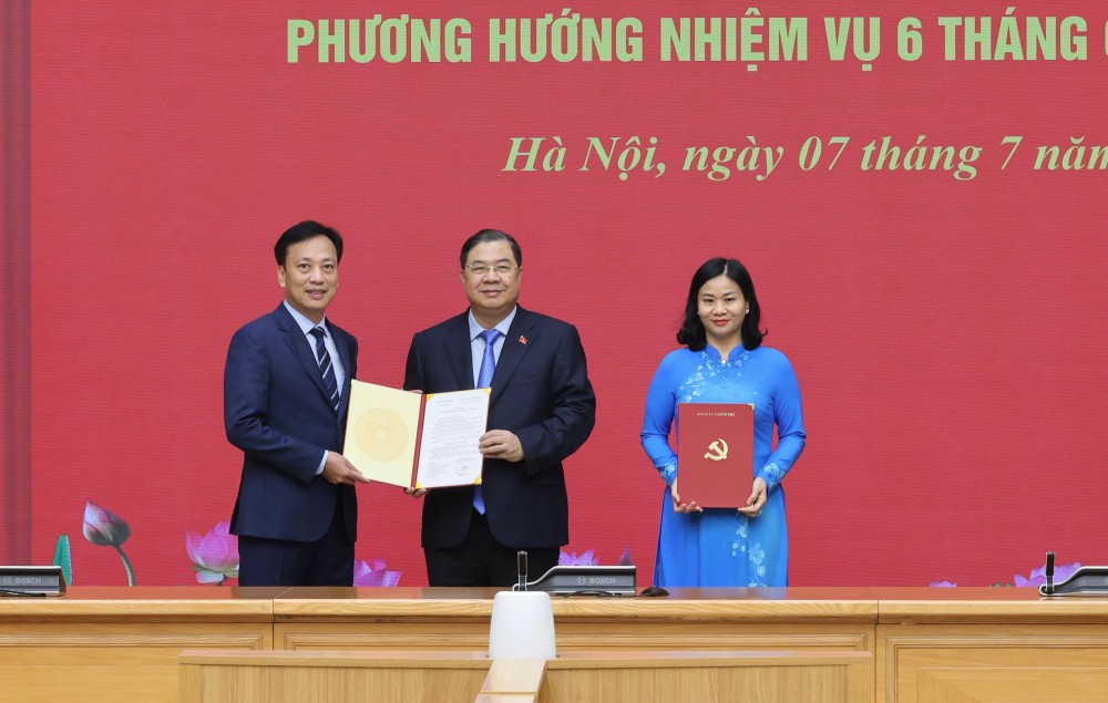 Politburo Member, Standing Deputy Secretary of the Government Party Committee, Standing Deputy Prime Minister Pham Gia Tuc presents personnel decisions for Heads and Deputy Heads of Government Party Committee agencies. Photo: VGP/Phuong Nguyen