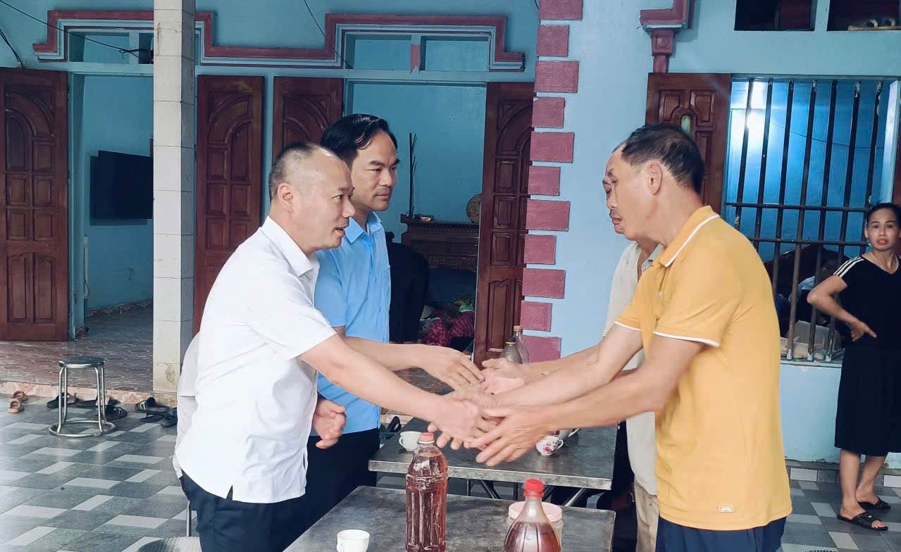 Las autoridades visitan a la familia del hombre accidentado. Foto: Comité Popular de la comuna de Bao Ha, provincia de Lao Cai