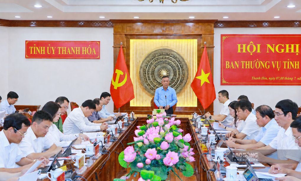 Mr. Le Duc Thai - Secretary of Thanh Hoa Provincial Party Committee requested departments and branches to promote the spirit of 6 clarity, 7 daring to increase budget revenue and develop socio-economy. Photo: Tran Lam
