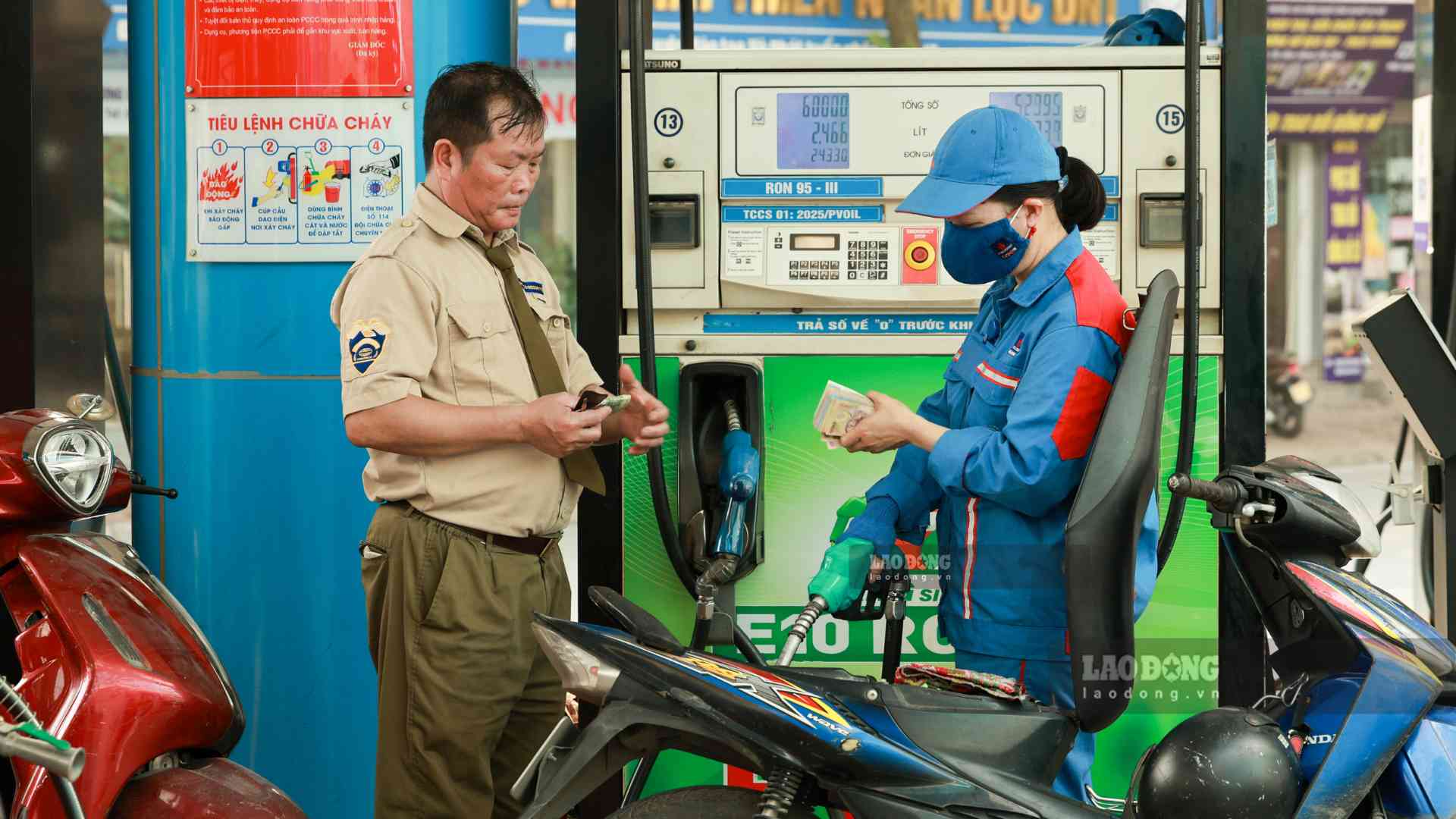 Implementing the direction of the Government and the Prime Minister, the Ministry of Industry and Trade has synchronously implemented management solutions to stabilize gasoline and oil prices, contributing to supporting inflation control. Photo: Hai Nguyen
