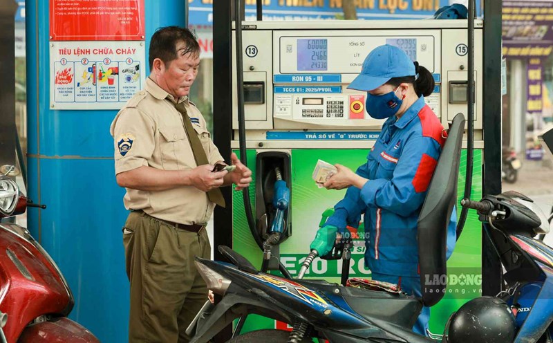 Implementing the direction of the Government and the Prime Minister, the Ministry of Industry and Trade has synchronously implemented management solutions to stabilize gasoline and oil prices, contributing to supporting inflation control. Photo: Hai Nguyen
