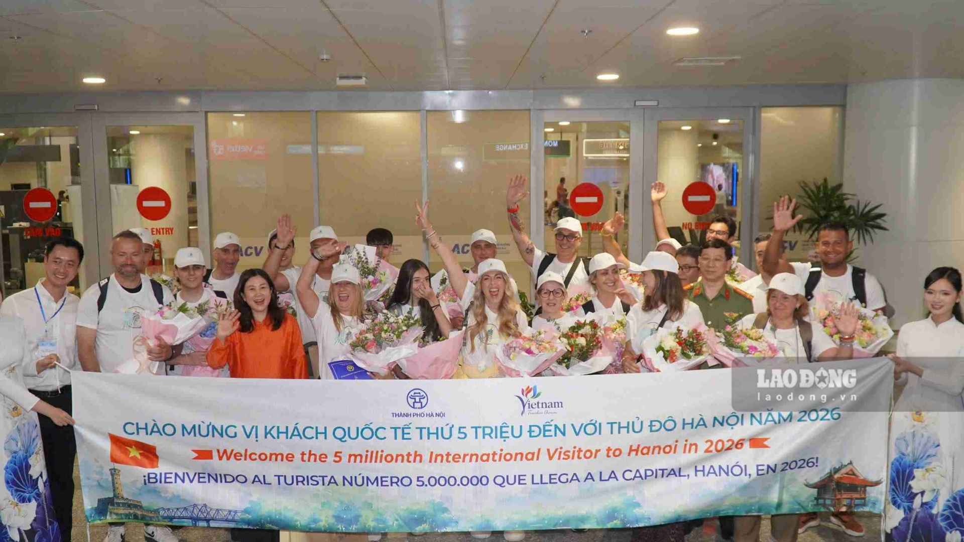 Lễ đón vị khách du lịch quốc tế thứ 5 triệu đến Hà Nội năm 2026 được tổ chức tại sảnh đến quốc tế, Nhà ga T2, Cảng Hàng không quốc tế Nội Bài vào chiều 7.7, với sự tham dự của lãnh đạo thành phố cùng đại diện ngành du lịch và hàng không.