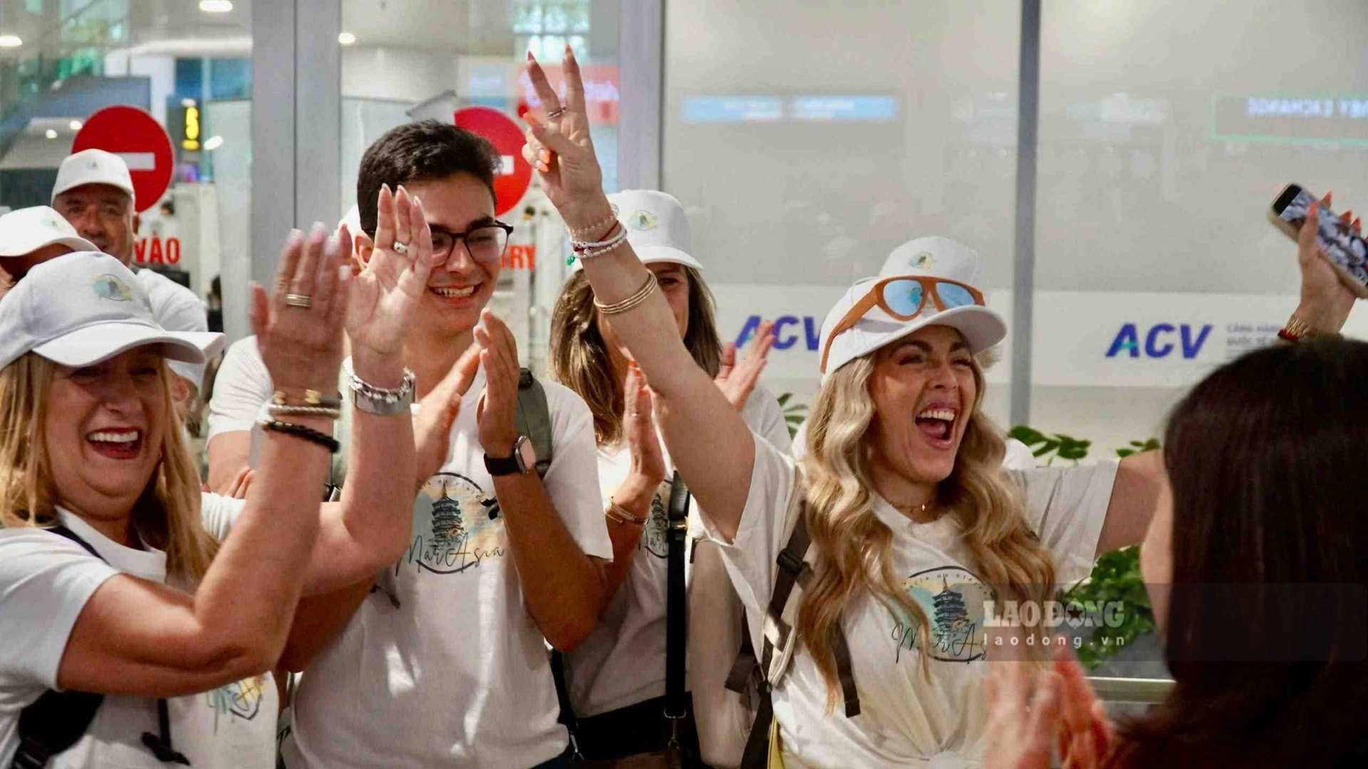 The Spanish tourist group burst into joy when the trip to Vietnam suddenly became a special milestone of Hanoi tourism.