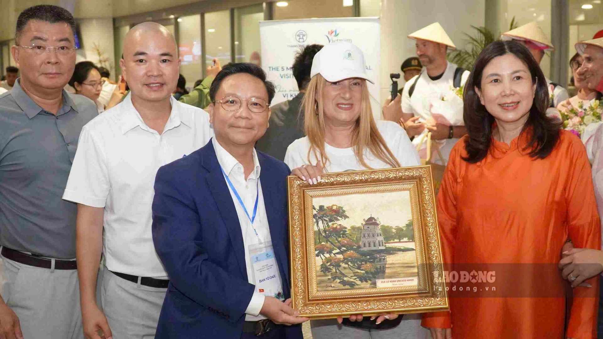 Những món quà lưu niệm cùng sự đón tiếp trọng thị đã mang đến trải nghiệm đáng nhớ cho đoàn du khách Tây Ban Nha ngay khi vừa hạ cánh tại Nội Bài.