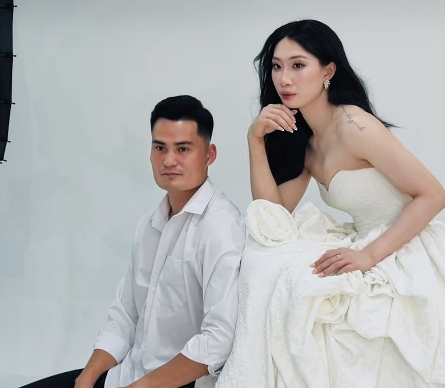 Volleyball player Nguyet Anh and her partner Quach Cong Lich take wedding photos. Photo: FBNV