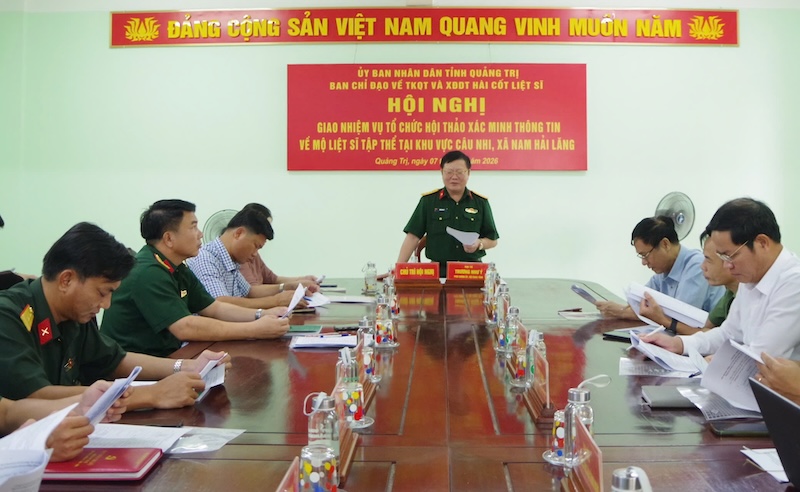 El Comando Militar Provincial de Quảng Trị, en coordinación con los departamentos, juntas y sectores pertinentes, organizó una conferencia para unificar los contenidos preparatorios para el Seminario de verificación y conclusión de información sobre tumbas colectivas de mártires en el área de Câu Nhi. Foto: Comando Militar Provincial de Quảng Trị