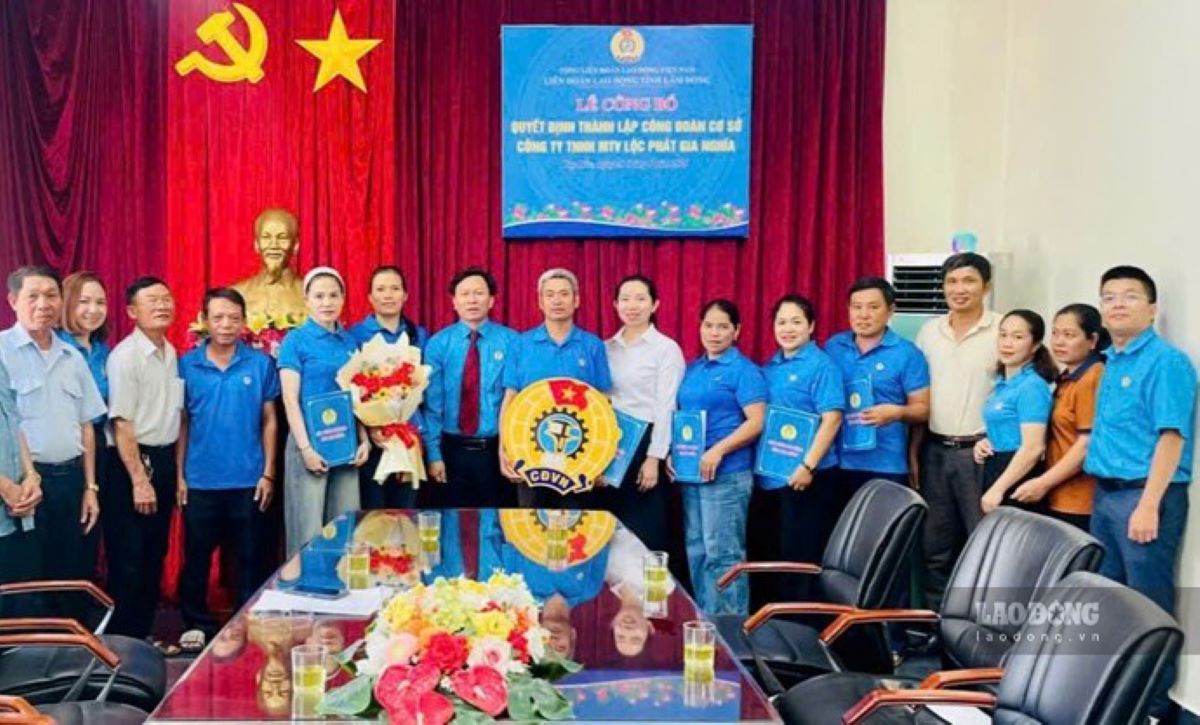 Liên đoàn Lao động tỉnh Lâm Đồng trao quyết định thành lập Công đoàn cơ sở Công ty TNHH MTV Lộc Phát Gia Nghĩa và kết nạp 358 đoàn viên. Ảnh: Quang Hùng