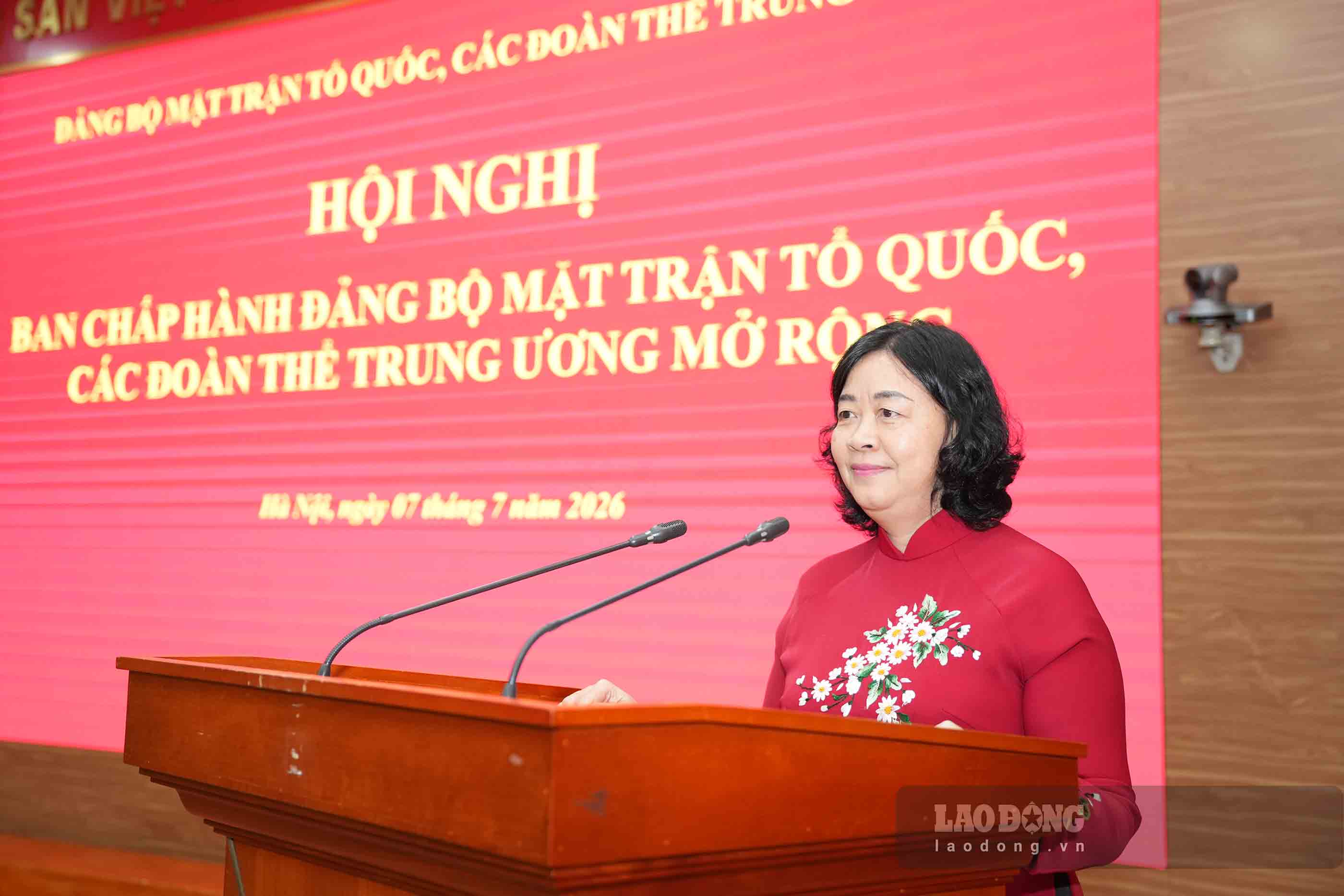 Ms. Bui Thi Minh Hoai - Member of the Politburo, Secretary of the Party Central Committee, Secretary of the Party Committee of the Fatherland Front, Central mass organizations, Chairman of the Central Committee of the Vietnam Fatherland Front delivered a directive speech at the conference. Photo: Huu Chanh
