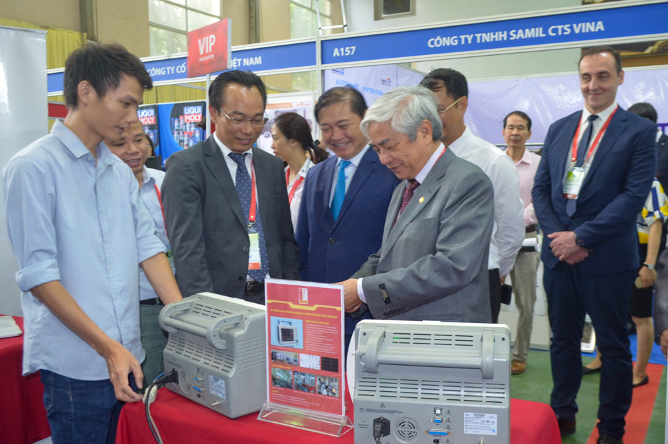 Các đại biểu tham quan khu triển lãm công nghệ tại VCCA 2024. Ảnh: Ban tổ chức