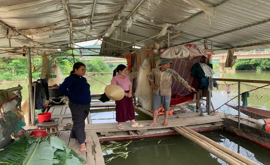 People want to find out the cause of fish deaths soon. Photo: Xuan Hung