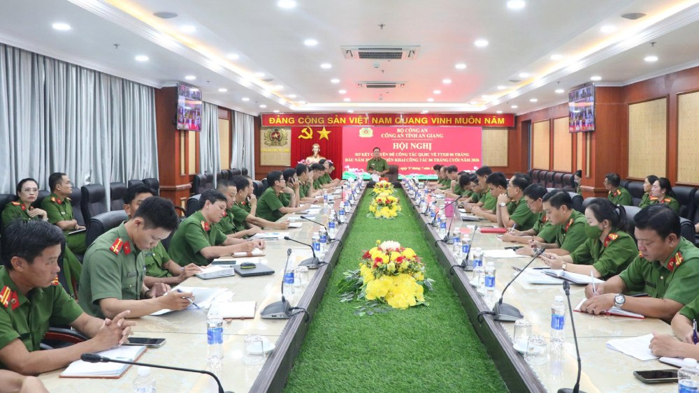 The police closely coordinate with departments and branches in data cleaning and electronic identification account registration for organizations. Photo: Tien Dung (An Giang Provincial Police)