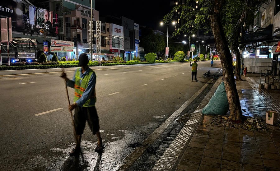 Environmental workers work overnight in Can Tho City. Photo: Khanh Linh