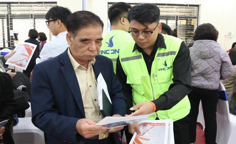 Elderly workers looking for jobs at the job transaction session organized by the Hanoi Employment Service Center. Photo: Quynh Chi