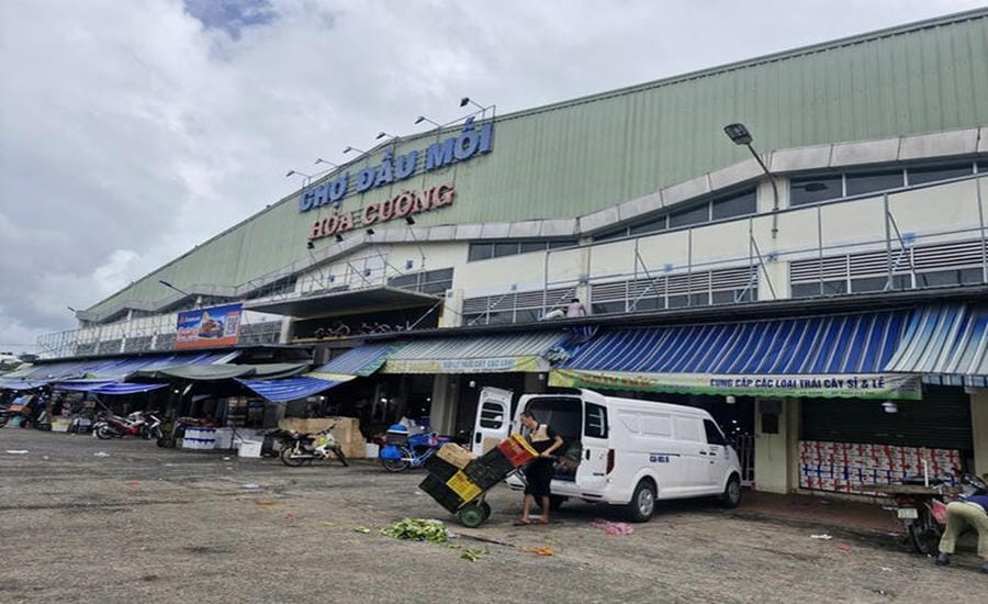 ホアクオン卸売市場の小規模トレーダーは、道端の露店との競争のために困難に直面しています。写真:トゥ・ザン