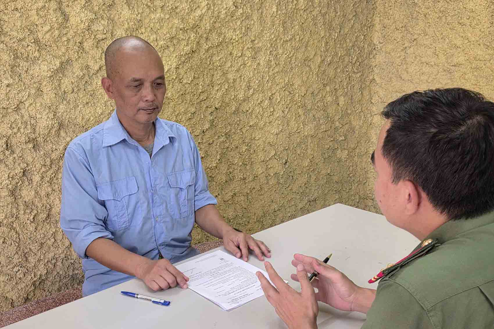 Đối tượng Nguyễn Thành Nam bị bắt liên quan đến cuốn sách "Chuyện với Thanh - Lời kể mới về ánh sáng". Ảnh: Công an Hà Nội 