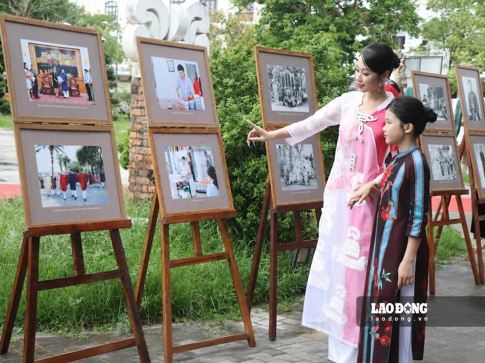 Visiting the Exhibition and Performance "Knowledge of sewing and wearing Hue Ao Dai". Photo: Quang An