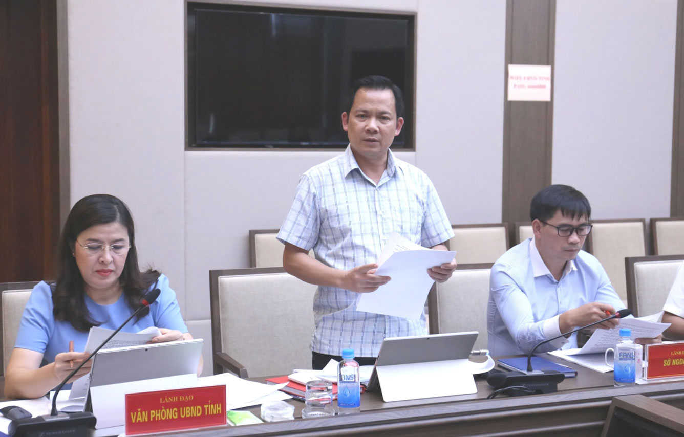 Thành viên báo cáo tiến độ triển khai thực hiện các nhiệm vụ. Ảnh: Cổng TTĐT Lào Cai