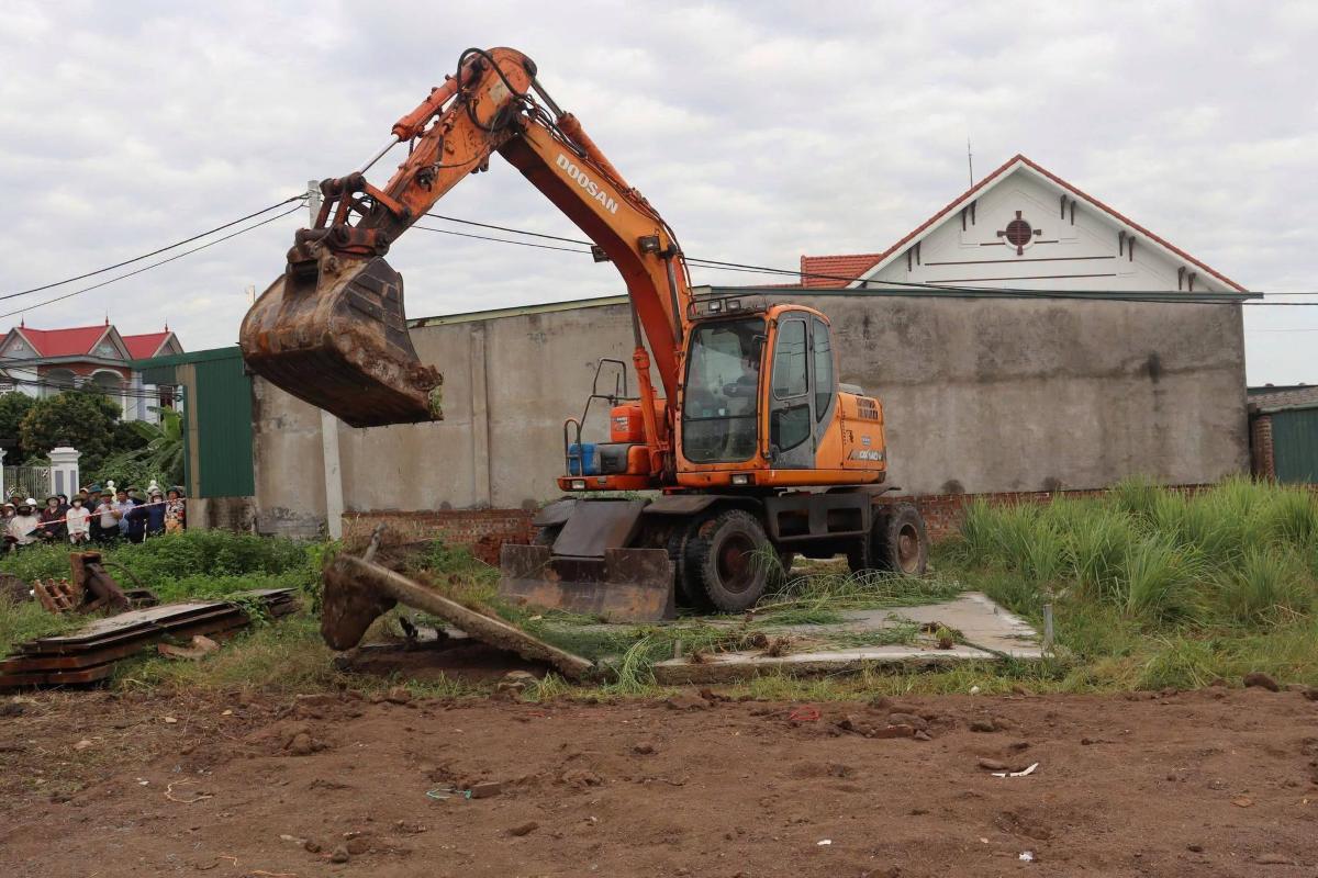 Functional forces carry out coercion to force remediation of consequences for 4 households and individuals. Photo: Ha Nam Commune E-Portal