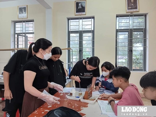 The Ministry of Education and Training requests reasonable transfer of teachers, resolving regimes for redundant support personnel after school merger. Photo: Phong Linh